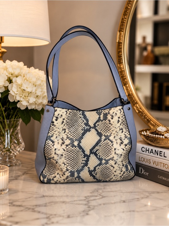 kate spade Handbags - Like new Kate Spade Leila Medium Shoulder Bag